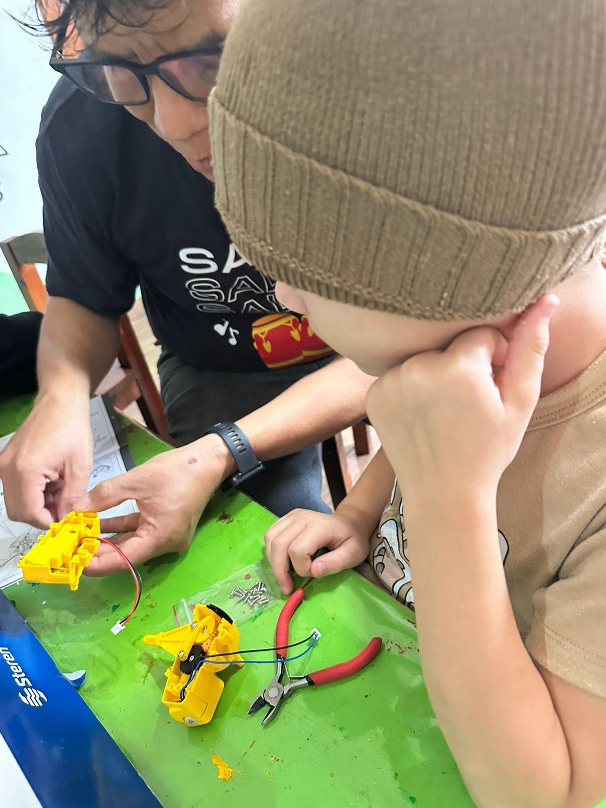 Student working with a robot at Colossal Academy Primary